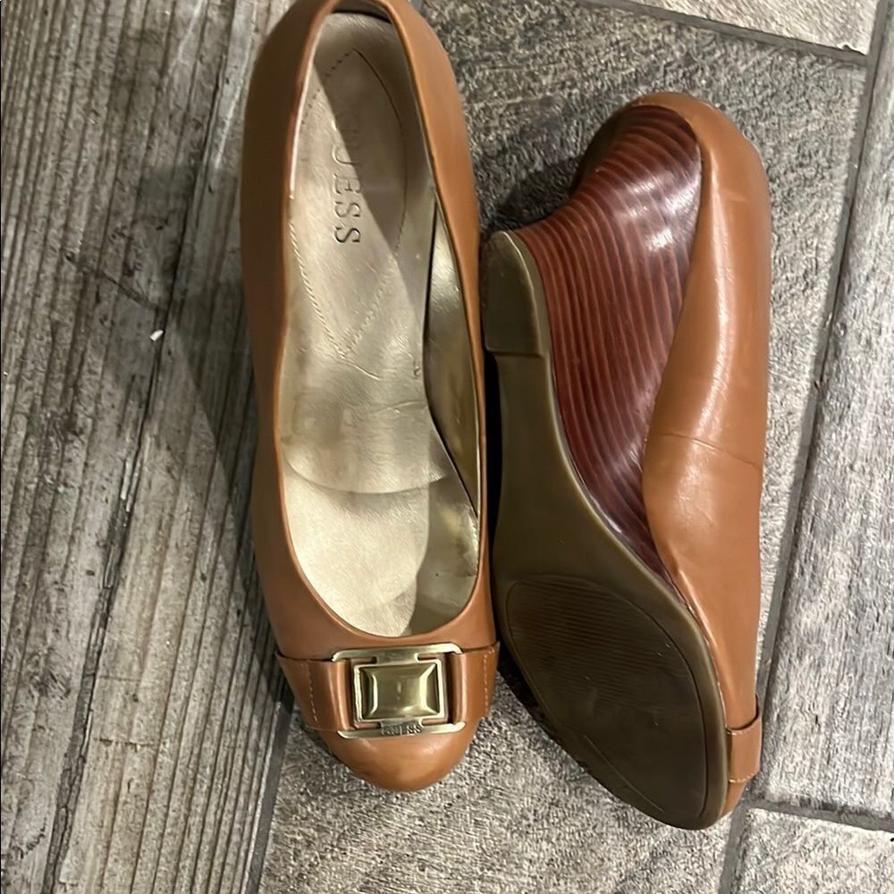 Vintage Guess Tan leather Wedges with Chic ornated emblem on the toe. - Picture 5 of 5